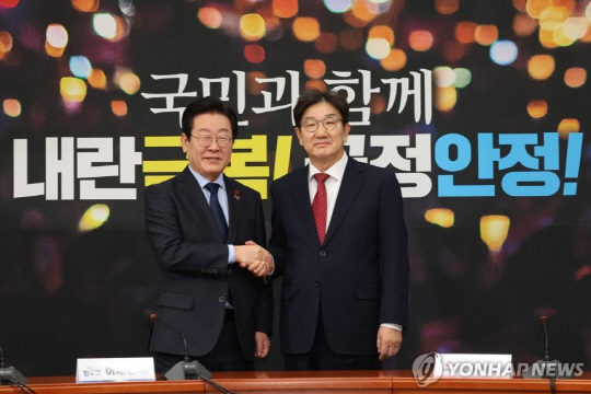 이재명 더불어민주당 대표(왼쪽)와 권성동 국민의힘 대표 권한대행 겸 원내대표가 18일 국회에서 악수하고 있다. 연합뉴스